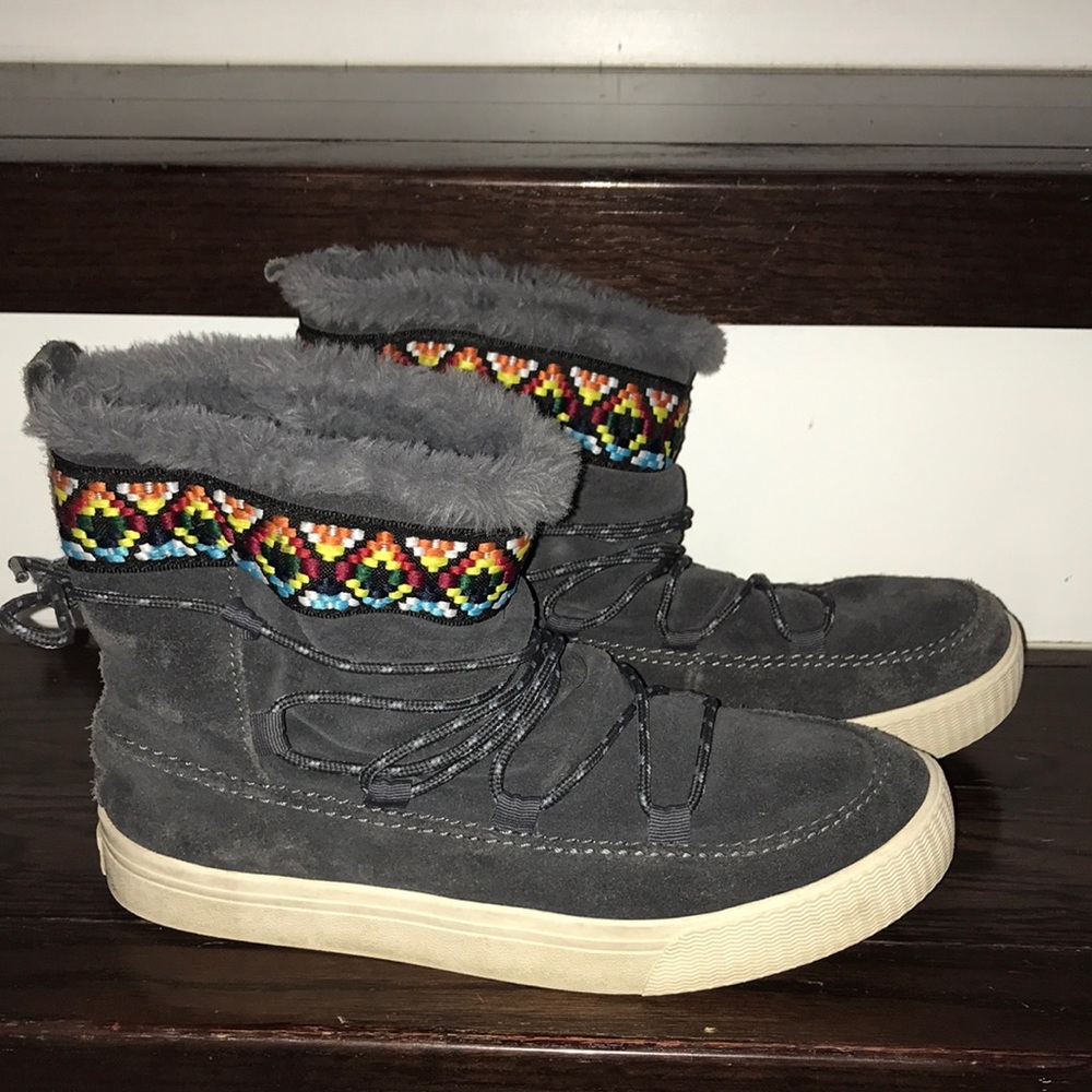 👟 Toms Grey Swede Moccasin Style Running Shoe WR02